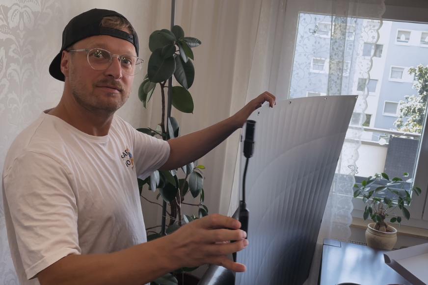 Das Solago goFlex Balkonkraftwerk mit leichten und flexiblen Solarmodulen wird präsentiert und es wird gezeigt wie sich das flexible Solarmodul biegt.